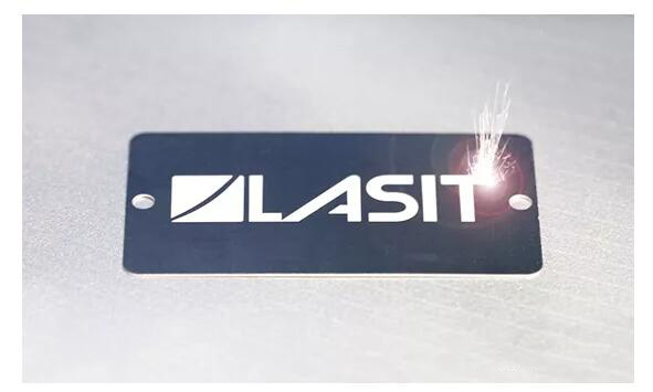 激光打標(biāo)示意圖，材料表面粗糙度的變化，形成永久性標(biāo)記