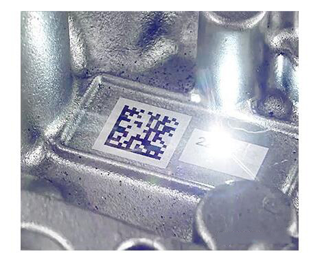 激光雕刻能穿透表面更深，對(duì)于易磨損的部件，推薦使用激光雕刻工藝