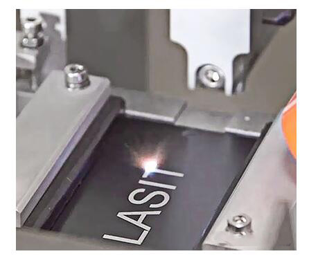 激光打標(biāo)由于穿透材料表面深度更小，因此相比激光雕刻耗時(shí)更少，jiag速度更快